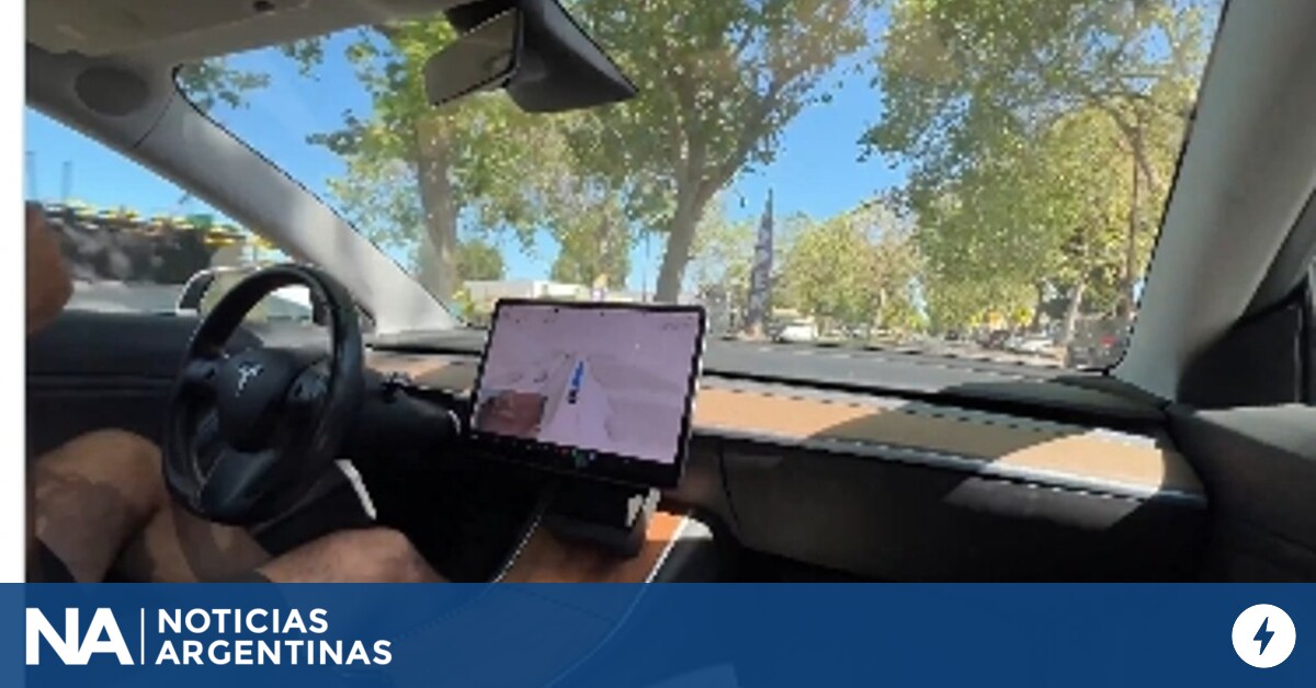 Andaba en un Tesla y el auto vio al ciclista antes que él