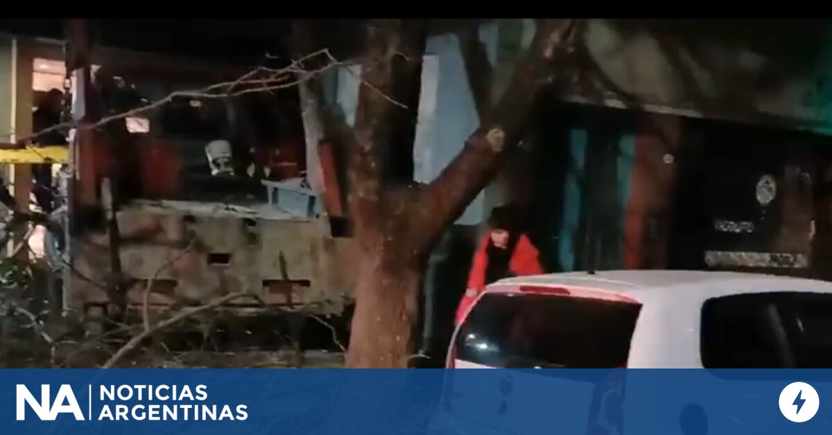 Un camión chocó a dos autos y terminó incrustado en un edificio en Flores