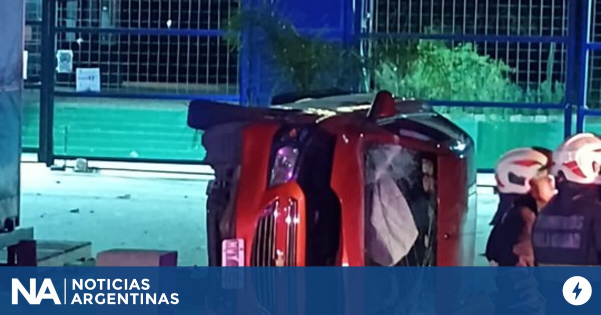 Un auto chocó contra un poste de luz y volcó en Puerto Madero: tres heridos