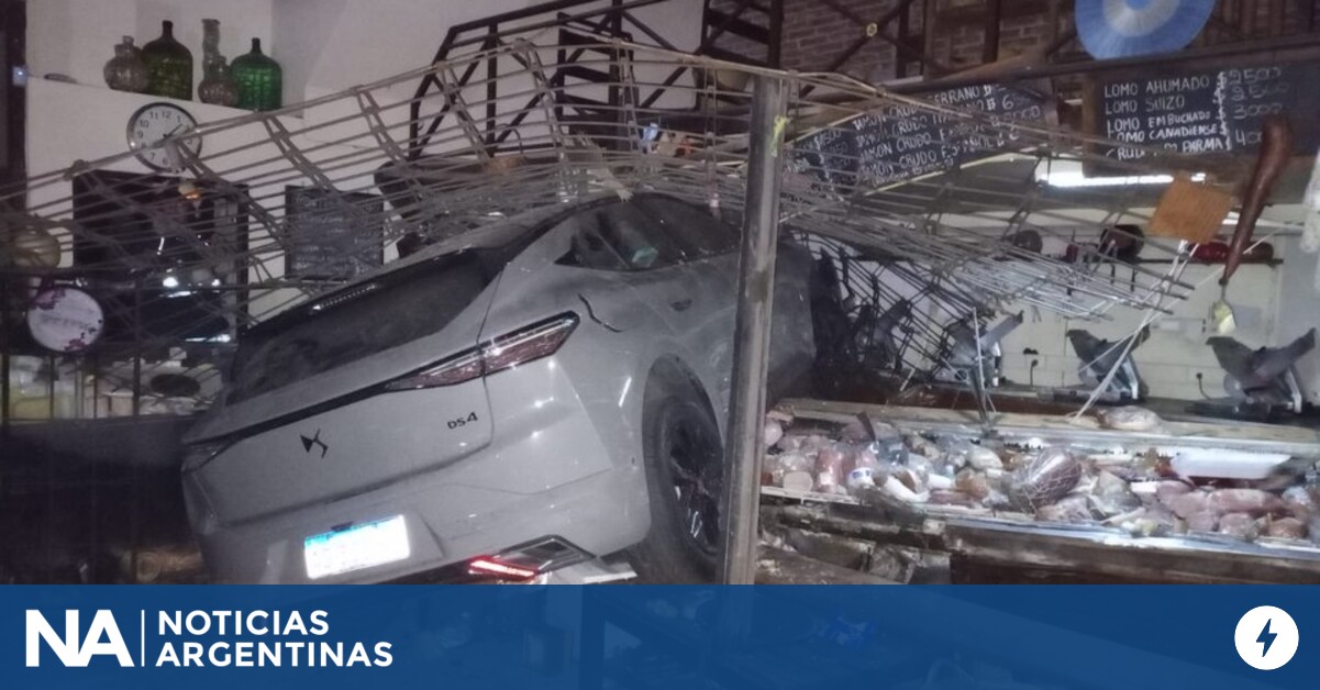 Un auto perdió el control y terminó dentro de una fiambrería en Colegiales