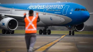 Aerolíneas Argentinas elimina la acumulación de millas para funcionarios públicos en viajes pagados por el Estado