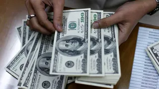 El dólar blue cerró en $1.070 y la devaluación del oficial acortó la brecha 