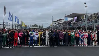 Video: el emotivo minuto de silencio en el Autódromo de Buenos Aires por el fallecimiento de Traverso
